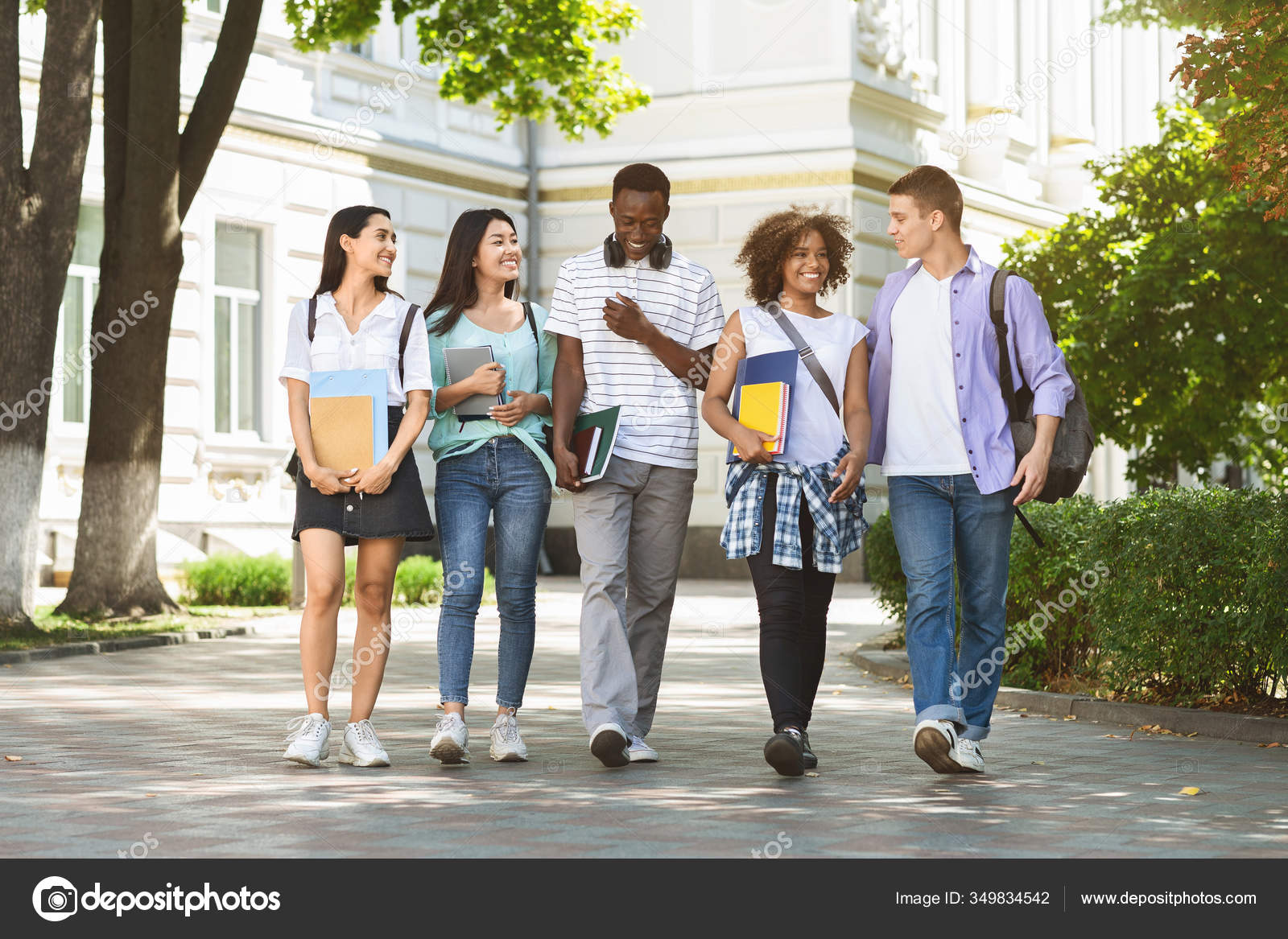 Students on campus image. The students walked. Кампус одежда. Студенты на прогулке. Студенты идут по улице.