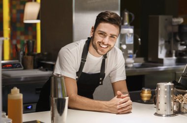 Üniformalı Profesyonel Barista Kahve dükkanında duruyor.