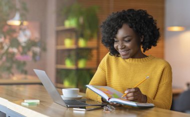 İnternette iş arayan hevesli kız öğrenci, dizüstü bilgisayar kullanıyor.