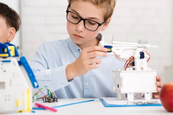 Stamonderwijs. Boy test zijn nieuwe robotapparaat — Stockfoto