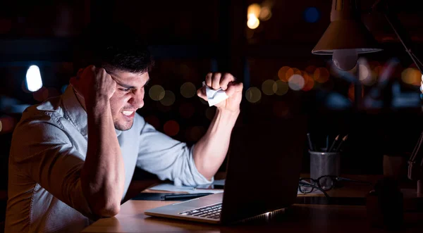 Homme d'affaires en colère à l'ordinateur portable froisser le papier au bureau, Panorama — Photo
