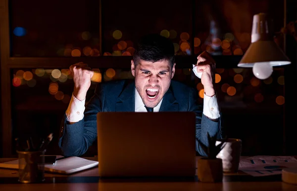 Empresario enojado gritando apretando puños, arrugando papel sentado en la oficina —  Fotos de Stock