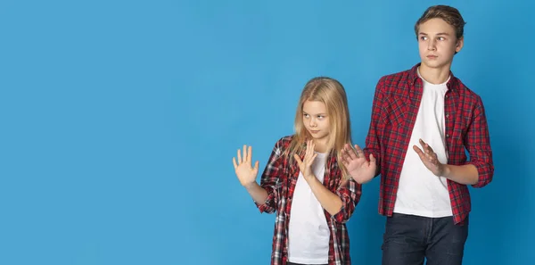 Pequenos irmãos menino e menina fazendo Gesto Recusa, sentindo nojo — Fotografia de Stock