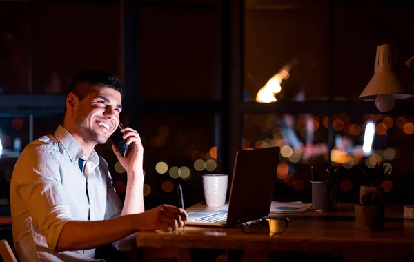 Office Manager Man έχοντας τηλεφωνική συνομιλία εργασίας κατά τη διάρκεια της νύχτας στο χώρο εργασίας — Φωτογραφία Αρχείου