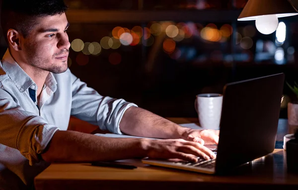 Uomo d'affari che lavora dattilografia finanziaria Business Report di notte sul posto di lavoro — Foto Stock