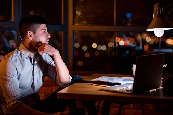 Ragazzo seduto al lavoro pensando al progetto di affari in ufficio — Foto Stock