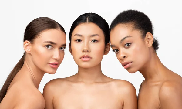 Drie sensuele modellen meisjes poseren naakt over witte studio achtergrond — Stockfoto