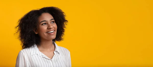 Dreamy Afro Girl Looking Aside At Copy Space With Opened Mouth — Stock Photo, Image