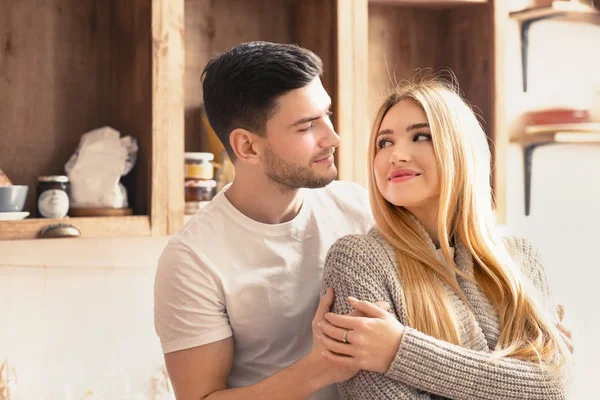 Романтика в повсякденному житті. Чарівна молода пара обіймається на кухні — стокове фото