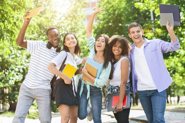 Retrato de estudantes universitários alegres posando ao ar livre após passar no exame — Fotografia de Stock