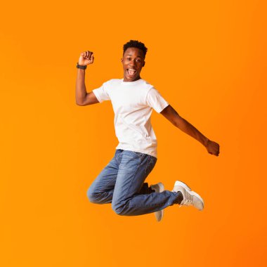 Kutlama yaparken atlayan heyecanlı Afrikalı adam