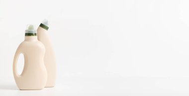 İki çevre tasarımı temizlik için doğal deterjan şişesi