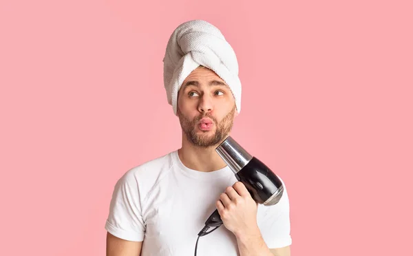 Guy squeezed his lips like a kiss and does hairstyle — Stock Photo, Image