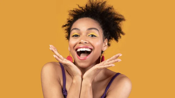 Gelukkig zwart vrouw schreeuwen en verhogen van haar handen — Stockfoto