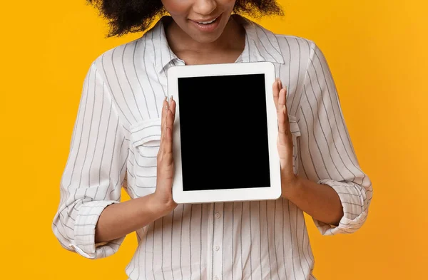 Siyah Ekranlı Dijital Tablet Tanımlanamayan Afro Kadının Ellerinde — Stok fotoğraf