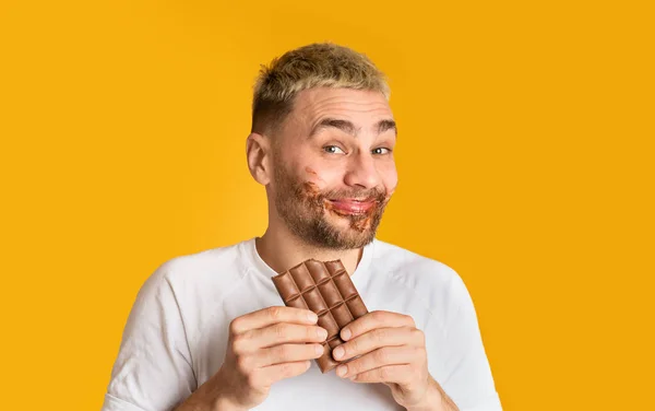 Dente doce manchado com chocolate e sorrindo — Fotografia de Stock