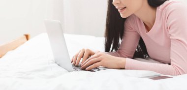 İşsiz bir kadın dizüstü bilgisayarda iş fırsatları arıyor