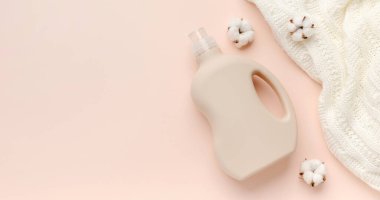 Plastik deterjan paketi, temiz kazak.