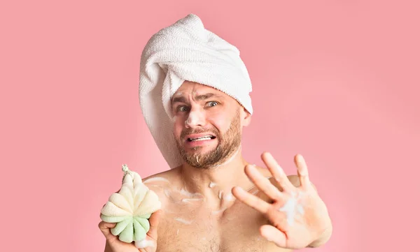 Guy takes a shower and closes with hand — Stockfoto