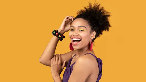 Mujer negra feliz levantando el brazo con nueva pulsera — Foto de Stock