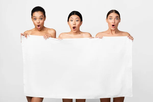 Drei Modelle posieren Haltebadetuch auf weißem Studiohintergrund — Stockfoto