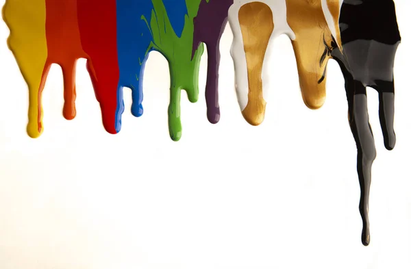 Pintura colorida pingando isolado em um fundo branco — Fotografia de Stock
