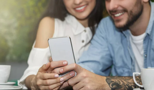 Casal irreconhecível usando Smartphone sentado na cafetaria, cortado — Fotografia de Stock