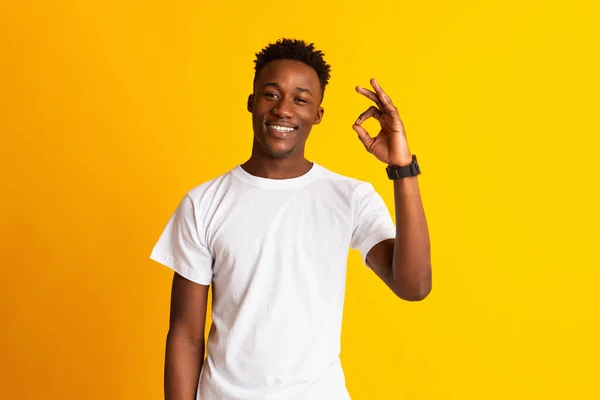 Africano cara mostrando ok sinal e amplamente sorrindo — Fotografia de Stock