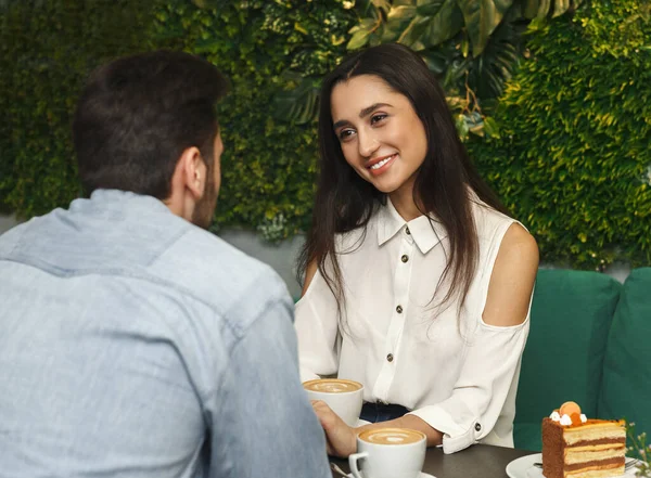 Dziewczyna uśmiechnięta Flirtuje z chłopakiem na romantycznej randce w Cafe — Zdjęcie stockowe