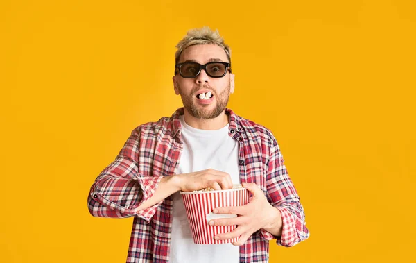 Eccitato uomo in occhiali 3d riempito la bocca popcorn — Foto Stock