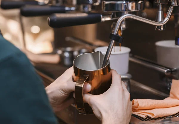 Male Hands Making Coffee Drink Using Coffee-Machine In Cafeteria — Stock Photo, Image