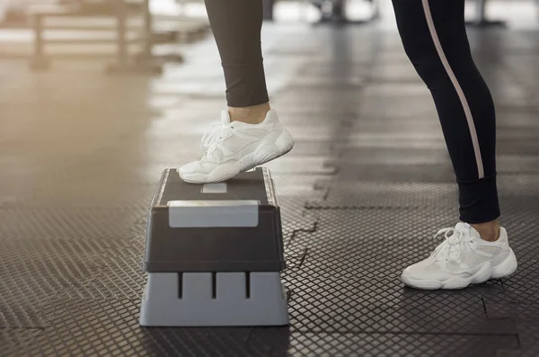 Jeune femme utilisant la plate-forme étape dans la salle de gym, gros plan — Photo