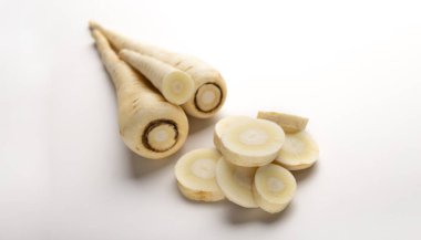 Sağlık ekolojik gıdadır. Beyaz arkaplanda turp