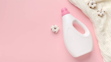 Beyaz plastik paket çamaşır deterjanı ve yumuşak süveter.