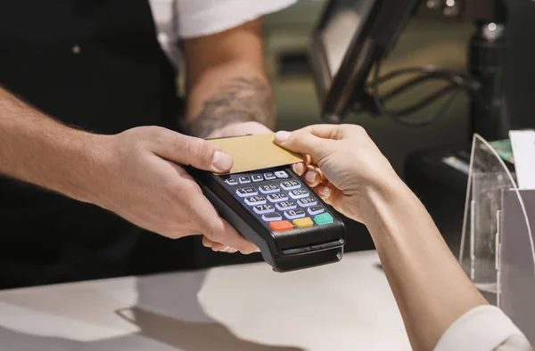 Menina pagando com cartão de crédito comprando café na cafetaria, close-up — Fotografia de Stock