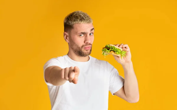 Junger Mann verurteilt und zeigt mit dem Finger auf Kamera — Stockfoto