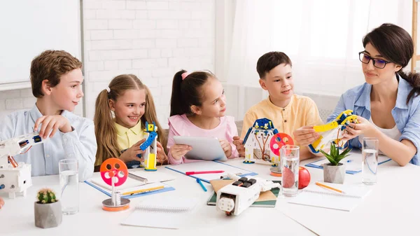 Moderne technologieën. Leraar toont kinderen nieuwe robot — Stockfoto