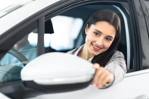 Happy Lady sedí v sedadle řidiče v prodejně aut Center — Stock fotografie