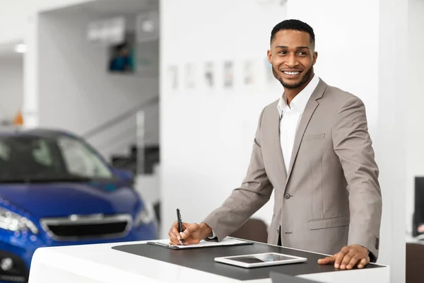 Autó eladó Férfi áll a munka íróasztal a márkakereskedő iroda — Stock Fotó