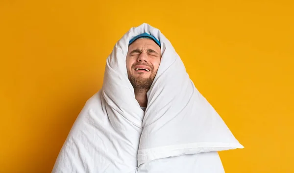 Will nicht aufstehen. Lustiger Mann in Decke gehüllt — Stockfoto