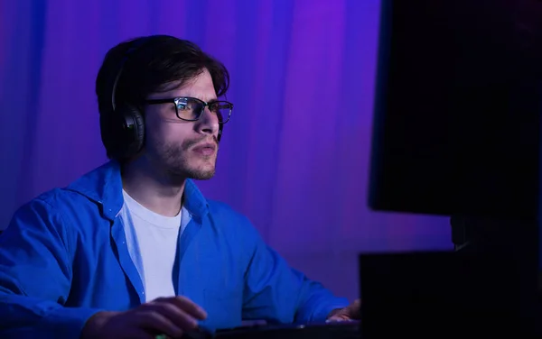 Freelancer Guy Usando Computadora de Escritorio Codificación Trabajando en Línea Por la Noche — Foto de Stock