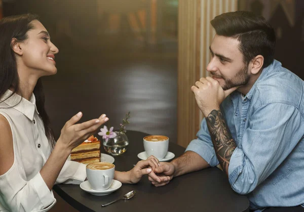Novio y novia hablando y tomando bebidas de café en la cafetería — Foto de Stock