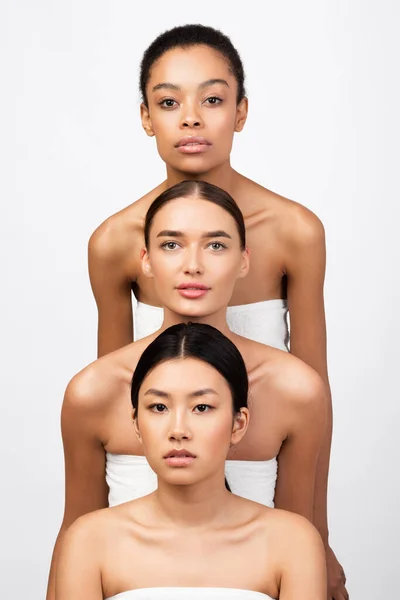 Три дівчини з різними типами шкіри позують на білому тлі — стокове фото