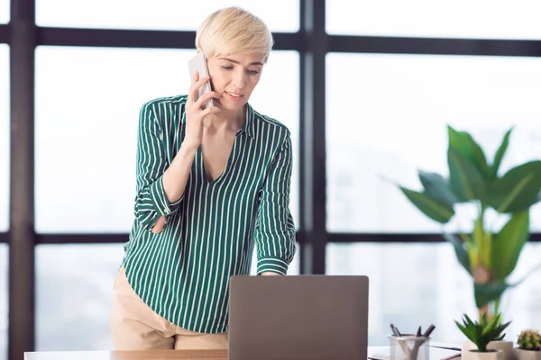 Entrepreneur Lady Talking On Mobile Phone Standing In Modern Office — Stok fotoğraf