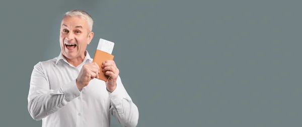 Aufgeregter Senior mit Fahrkarte und Pass — Stockfoto