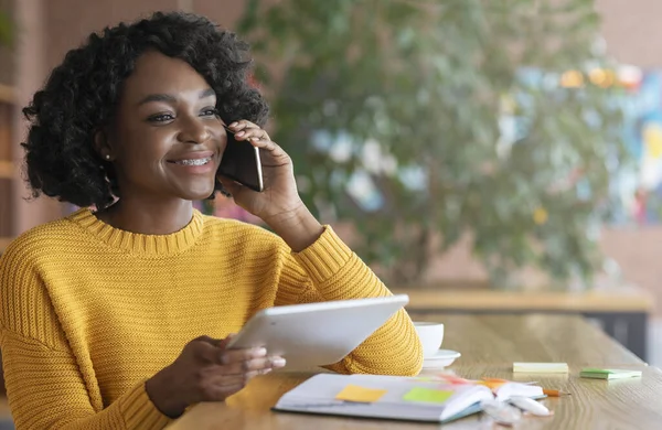 Fröhliche Afro-Geschäftsfrau telefoniert mit Kunden — Stockfoto