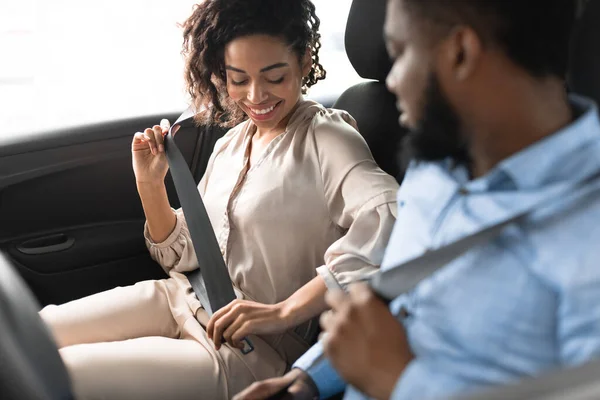 Casal colocando em cintos de segurança testando automóvel no showroom de luxo — Fotografia de Stock