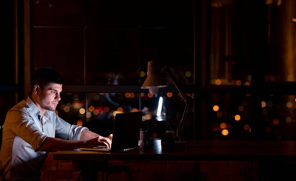 Imprenditore ragazzo che lavora sul computer portatile Creazione di avvio durante la notte in ufficio — Foto Stock