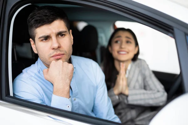 Esposa pedindo marido para comprar caro carro sentado em auto — Fotografia de Stock