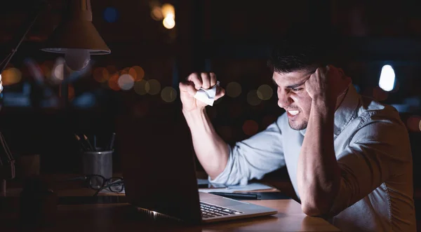 Aggressiver Büroleiter zerknüllt Papier, der über Nacht im Büro sitzt — Stockfoto